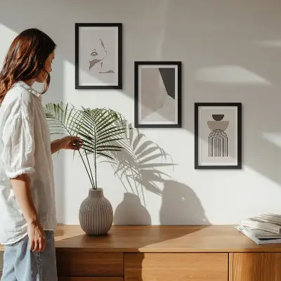 Forme geometriche astratte e il volto di una donna composizione di 3 quadri