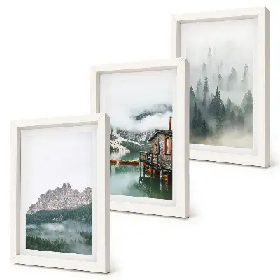 Trittico incorniciato con stampa di montagne, lago, casetta e nebbia nella foresta