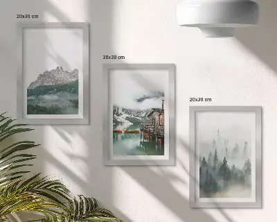 Trittico incorniciato con stampa di montagne, lago, casetta e nebbia nella foresta