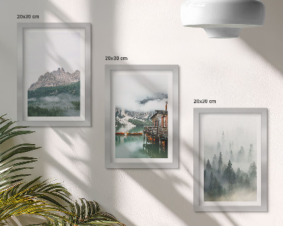 Trittico incorniciato Montagne, lago, casetta e nebbia nella foresta