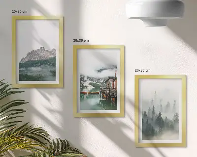 Trittico incorniciato con stampa di montagne, lago, casetta e nebbia nella foresta
