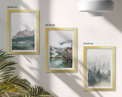 Trittico incorniciato Montagne, lago, casetta e nebbia nella foresta