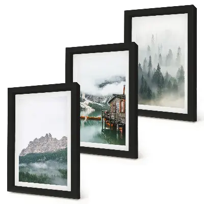 Trittico incorniciato con stampa di montagne, lago, casetta e nebbia nella foresta