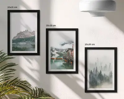 Trittico incorniciato con stampa di montagne, lago, casetta e nebbia nella foresta