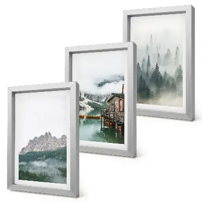Trittico incorniciato con stampa di montagne, lago, casetta e nebbia nella foresta