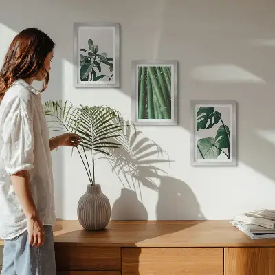 Composizione di 3 quadri con steli di bambù, pianta da interno e foglie di monstera