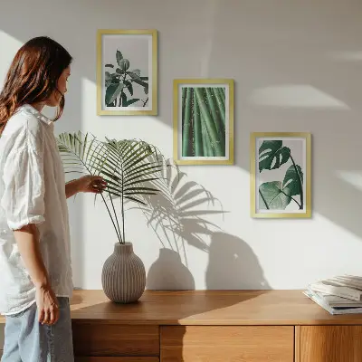 Composizione di 3 quadri con steli di bambù, pianta da interno e foglie di monstera