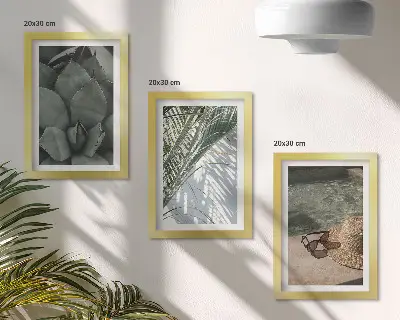 Trittico incorniciato con piante tropicali e dettagli da vacanza estiva