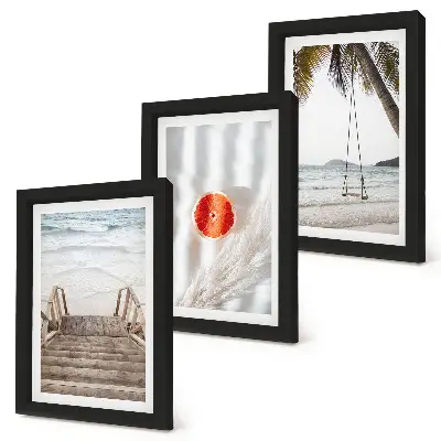 Composizione di 3 quadri raffiguranti una spiaggia con scalini in legno e atmosfera vacanziera