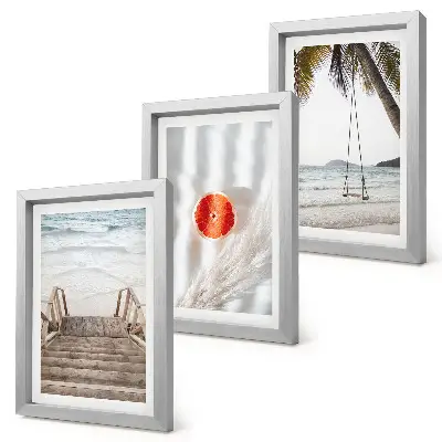 Composizione di 3 quadri raffiguranti una spiaggia con scalini in legno e atmosfera vacanziera