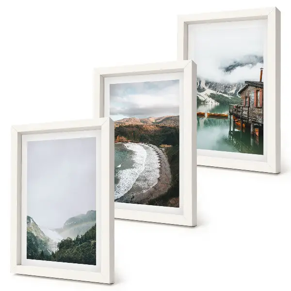 Trittico incorniciato paesaggio di montagna e spiaggia con nuvole e acqua