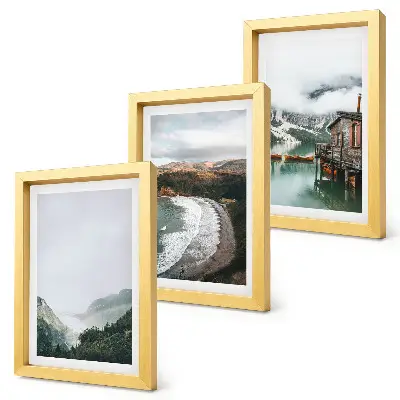 Trittico incorniciato paesaggio di montagna e spiaggia con nuvole e acqua