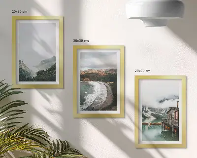 Trittico incorniciato paesaggio di montagna e spiaggia con nuvole e acqua