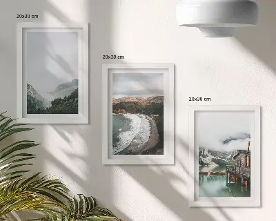 Trittico incorniciato paesaggio di montagna e spiaggia con nuvole e acqua