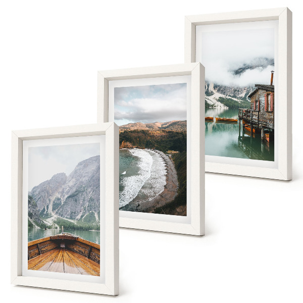 Trittico incorniciato Vista delle montagne sul lago con una barca e un paesaggio costiero.