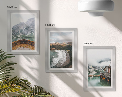 Trittico incorniciato Vista delle montagne sul lago con una barca e un paesaggio costiero.