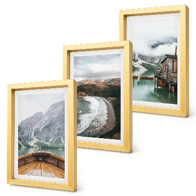 Trittico incorniciato Vista delle montagne sul lago con una barca e un paesaggio costiero.