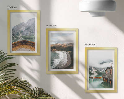 Trittico incorniciato Vista delle montagne sul lago con una barca e un paesaggio costiero.