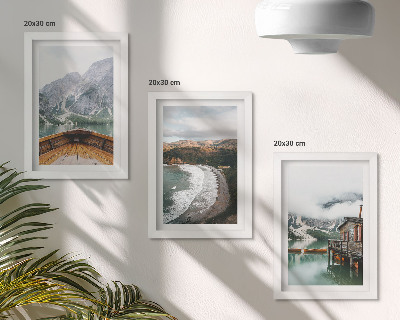 Trittico incorniciato Vista delle montagne sul lago con una barca e un paesaggio costiero.