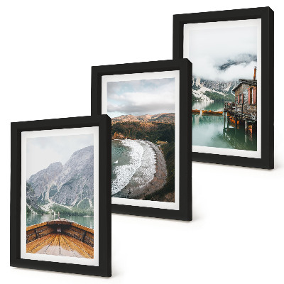 Trittico incorniciato Vista delle montagne sul lago con una barca e un paesaggio costiero.