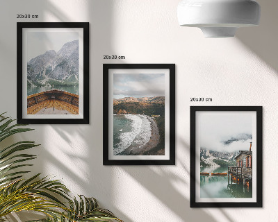 Trittico incorniciato Vista delle montagne sul lago con una barca e un paesaggio costiero.
