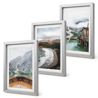 Trittico incorniciato Vista delle montagne sul lago con una barca e un paesaggio costiero.