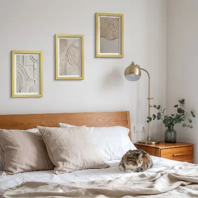 Trittico incorniciato con motivi astratti in tonalità beige e bianco