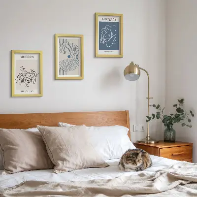 Trittico incorniciato con linee di fiori e forme astratte