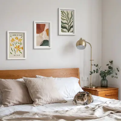 Composizione di 3 quadri con motivi floreali e forme astratte con foglie