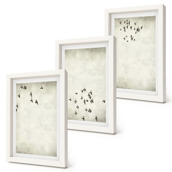 Trittico incorniciato Un dipinto minimalista di uccelli in volo.