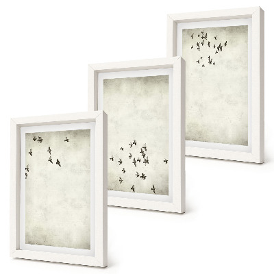 Trittico incorniciato Un dipinto minimalista di uccelli in volo.