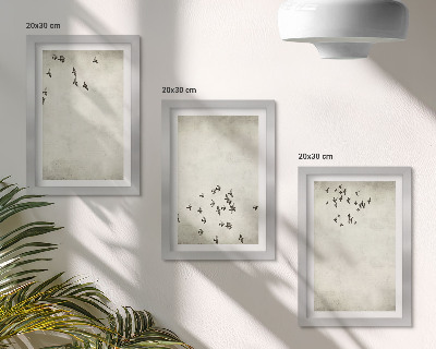Trittico incorniciato Un dipinto minimalista di uccelli in volo.