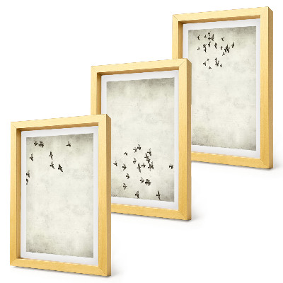 Trittico incorniciato Un dipinto minimalista di uccelli in volo.
