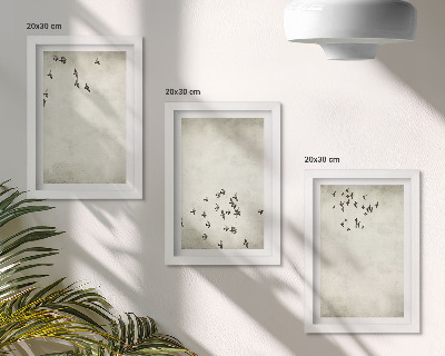 Trittico incorniciato Un dipinto minimalista di uccelli in volo.