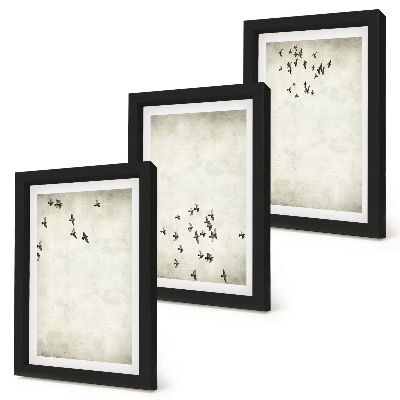 Trittico incorniciato Un dipinto minimalista di uccelli in volo.