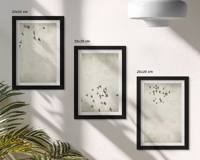 Trittico incorniciato Un dipinto minimalista di uccelli in volo.