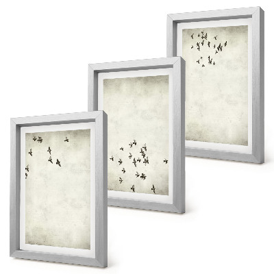 Trittico incorniciato Un dipinto minimalista di uccelli in volo.