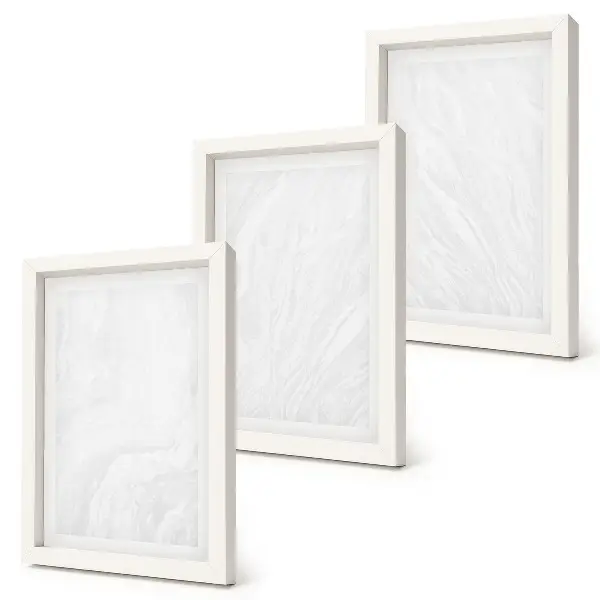 Trittico incorniciato con elegante struttura lineare in marmo