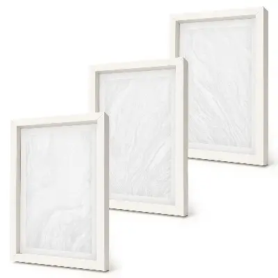 Trittico incorniciato con elegante struttura lineare in marmo