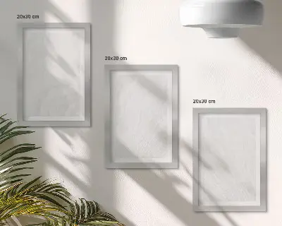 Trittico incorniciato con elegante struttura lineare in marmo
