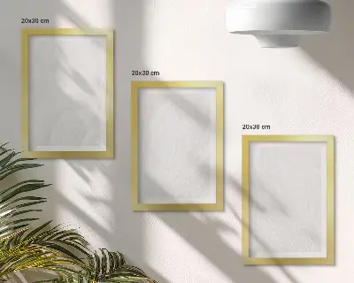 Trittico incorniciato con elegante struttura lineare in marmo