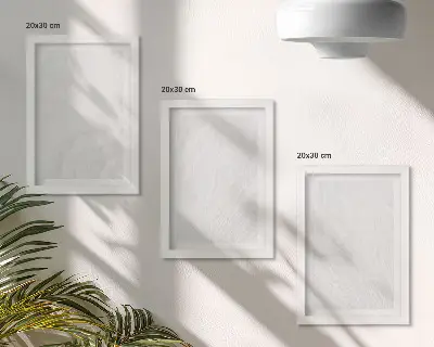 Trittico incorniciato con elegante struttura lineare in marmo