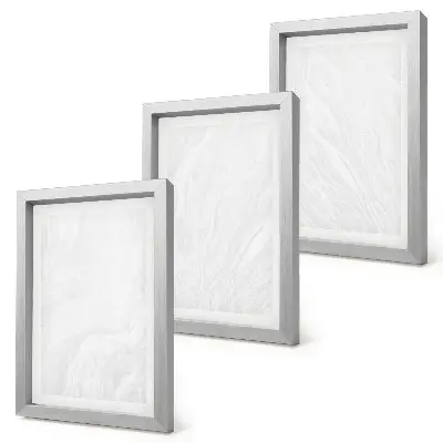 Trittico incorniciato con elegante struttura lineare in marmo