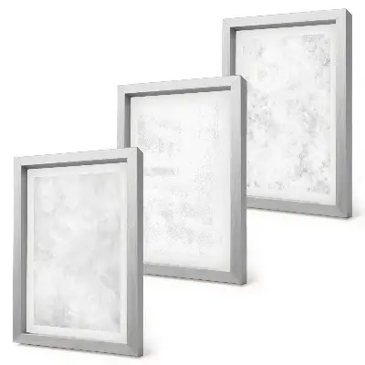 Trittico incorniciato con macchie bianche su tela dal design minimalista