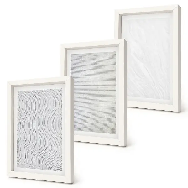 Trittico incorniciato con strutture luminose a forma di stringa che disegnano motivi sulla sabbia