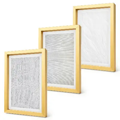 Trittico incorniciato con strutture luminose a forma di stringa che disegnano motivi sulla sabbia