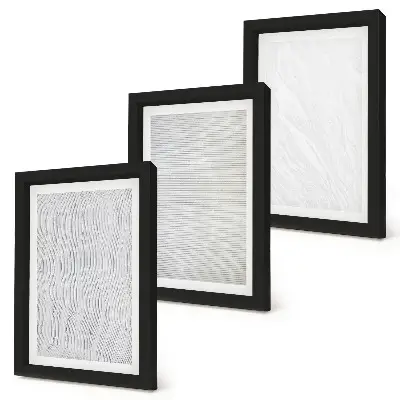 Trittico incorniciato con strutture luminose a forma di stringa che disegnano motivi sulla sabbia