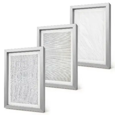 Trittico incorniciato con strutture luminose a forma di stringa che disegnano motivi sulla sabbia