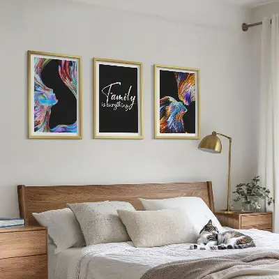 Set di 3 quadri con ritratti di persone e motivi colorati a tema famiglia