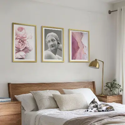 Composizione di quadri peonie e scultura astratta di donna